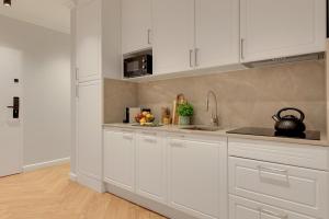 Lawendowa Old Town Signature Rooms with Shared Kitchen by Downtown Apartments