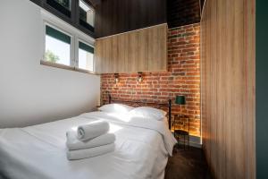 Atlas Arena Brick Loft Apartment by BookingHost