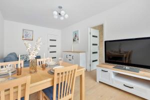 Cosy Apartment with a Balcony for 6 People in a Green Neighbourhood by Noclegi Renters