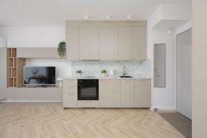 Functional Studio Close to the Metro in Warsaw by Noclegi Renters