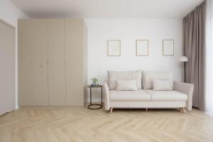 Functional Studio Close to the Metro in Warsaw by Noclegi Renters