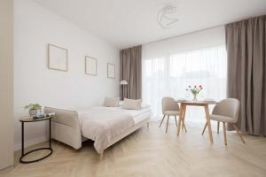 Functional Studio Close to the Metro in Warsaw by Noclegi Renters