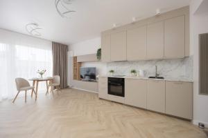 Functional Studio Close to the Metro in Warsaw by Noclegi Renters