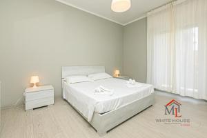 Apartments in Palazzo San Paolo with balconies by ML WHITE HOUSE