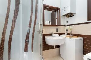 Bright Grey Apartment in Sopot Close to the Beach by Noclegi Renters