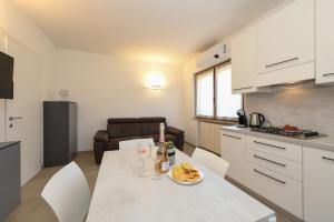 Hello Lake Apartment MGH