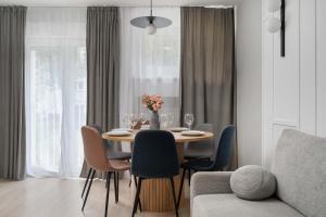 Family Apartment in the City Centre with 2 Bedrooms by Noclegi Renters