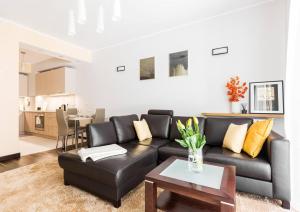 Angel Plaza Deluxe Apartment by BookingHost