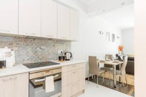 Angel Plaza Deluxe Apartment by BookingHost