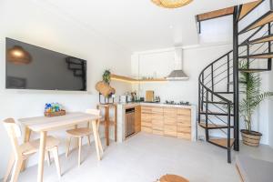 1BR Duplex - Workspace and Balcony