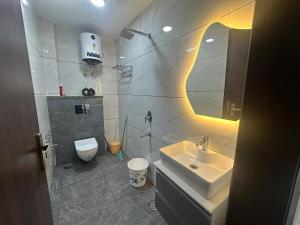 Luxury 3BHK, Walk to Yashobhoomi, 10 Min Airport