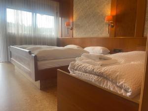 Hotel Waldblick BSR Garten mit Pavillons im Schwarzwald, ideal für Paare, Familien, Hunde