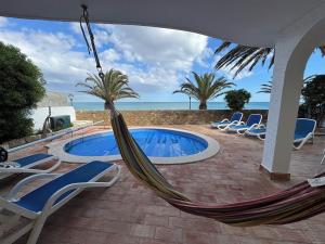Wohnung über dem Strand mit Pool