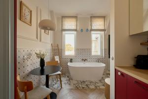 Bema Atelier Bath & Marble Suite near Beach by Downtown Apartments