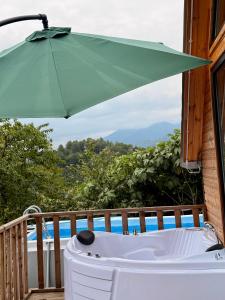 GNDT Cabin with Mountain View & Hot Tub