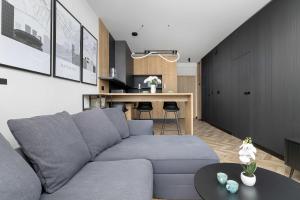 Nowoczesny Apartament z Miejscem do Pracy i Parkingiem Blisko Spodka by Noclegi Renters