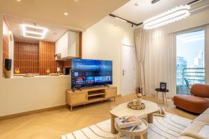 4BHK Modern Marina Escape - Walk to Beach & Metro