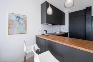 Kopcińskiego Homely Apartment by BookingHost