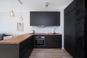 Kopcińskiego Homely Apartment by BookingHost