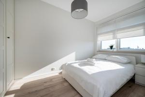 Kopcińskiego Homely Apartment by BookingHost