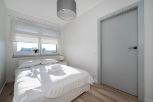 Kopcińskiego Homely Apartment by BookingHost