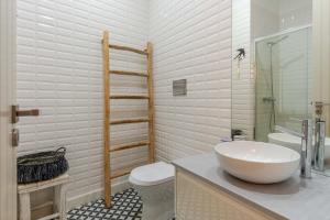 Historic Se Apartment Prime Location by HostWise