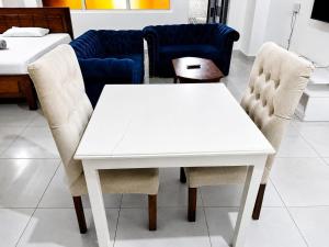Cozy and Spacious 1BR with 2Beds Bnb at Kisimani Heights Apartment, Mombasa