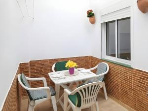 Apartamento en Conil de la Frontera ubicado en en una zona tranquila y muy bien situada para disfrutar del pueblo y de la playa sin necesidad de coche SOLO PARA FAMILIAS Y PAREJAS