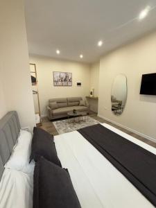 Rei Apartments and Room