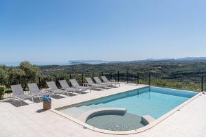 Villa Asteri - Heated Pool - 7 bedrooms across 2 apartments -exclusively yours