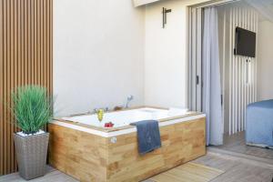Luxury Charavgi Suites with Jacuzzi, 40m from Agia Pelagia Beach