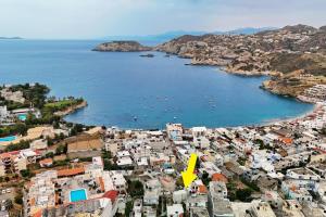 Luxury Charavgi Suites with Jacuzzi, 40m from Agia Pelagia Beach