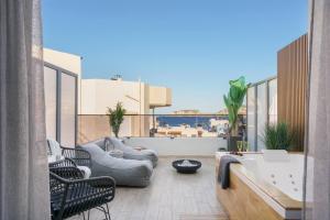 Luxury Charavgi Suites with Jacuzzi, 40m from Agia Pelagia Beach