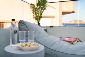 Luxury Charavgi Suites with Jacuzzi, 40m from Agia Pelagia Beach