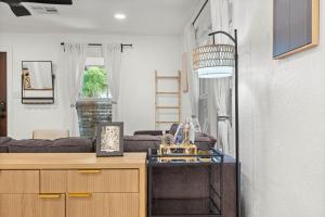 E Austin 2BR 2BA Stay w Grill by Lady Bird Lake Live Music by Austin Vacay