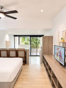 Central Condo with Pool, Gym and Garage Near 5th and Beach
