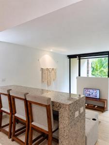 Central Condo with Pool, Gym and Garage Near 5th and Beach