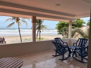 Front Beach Beautiful house with pool & AC