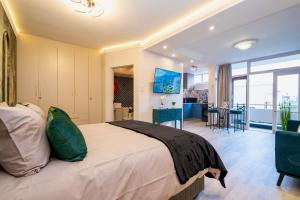 Stylish Studio with Balcony, Pool & 24hr Security