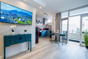 Stylish Studio with Balcony, Pool & 24hr Security