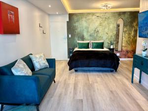 Stylish Studio with Balcony, Pool & 24hr Security