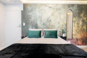 Stylish Studio with Balcony, Pool & 24hr Security