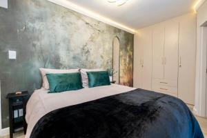 Stylish Studio with Balcony, Pool & 24hr Security