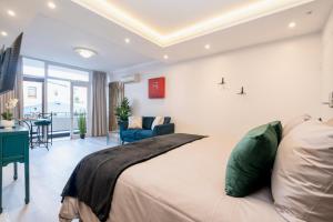 Stylish Studio with Balcony, Pool & 24hr Security