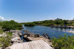 Villa con Piscina y Acceso a Laguna Yalkú, Akumal
