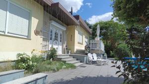 Idyllischer Ferienbungalow in ruhiger Lage mit Pool und großen Garten