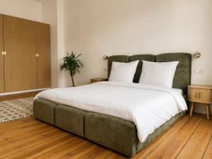 Grand Classic Apartment in the City Center