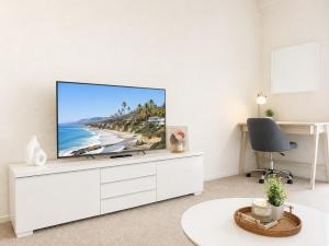 SPECIAL OFFER - Modern Apartment in La Jolla UTC with Free Parking - Close to Beaches, Shopping, Dining, UCSD