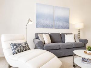SPECIAL OFFER - Modern Apartment in La Jolla UTC with Free Parking - Close to Beaches, Shopping, Dining, UCSD