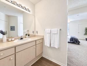 SPECIAL OFFER - Modern Apartment in La Jolla UTC with Free Parking - Close to Beaches, Shopping, Dining, UCSD